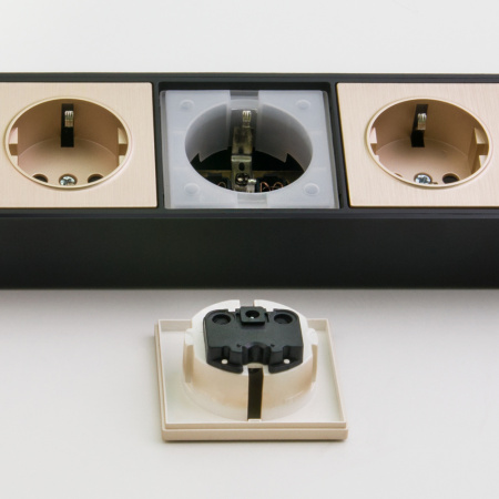W6514944/ Розеточный блок 4-х местный + 3 USB черный/шампань рифленый